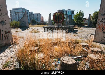 Cimitero dei martiri partigiani, un monumento costruito nel 1961 nel sobborgo di Velanija, Pristina, Kosovo per commemorare i soldati caduti locali nella seconda guerra mondiale Foto Stock