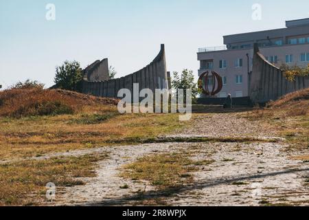 Cimitero dei martiri partigiani, un monumento costruito nel 1961 nel sobborgo di Velanija, Pristina, Kosovo per commemorare i soldati caduti locali nella seconda guerra mondiale Foto Stock