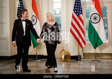 Washington, Stati Uniti. 22 giugno 2023. Il senatore Kirsten Gillibrand, a D-NY, Right, e Jonathan Gillibrand arrivano a una cena di stato in onore del primo ministro indiano Narendra modi ospitata dal presidente degli Stati Uniti Joe Biden e dalla First Lady Jill Biden alla Casa Bianca di Washington DC giovedì 22 giugno 2023. Biden e modi annunciarono una serie di accordi commerciali e di difesa progettati per migliorare i legami militari ed economici tra le loro nazioni durante una visita di stato alla Casa Bianca oggi. Foto di Ting Shen/UPI credito: UPI/Alamy Live News Foto Stock