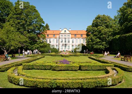 Giardini e persone presso il Dipartimento di Arte moderna, l'edificio del Museo Nazionale di Danzica conosciuto anche come Palazzo dell'Abate nel Parco Oliwa, Danzica, P. Foto Stock