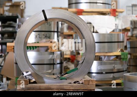 Pile di acciaio Stud in metallo per la fabbrica di tetti in metallo Foto Stock