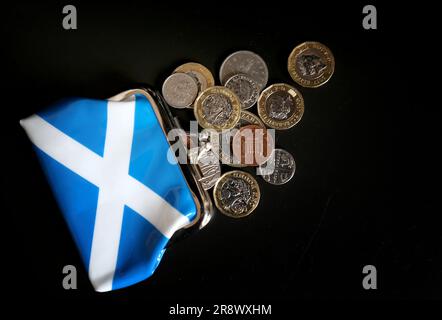 Foto del fascicolo datata 09/04/18 di monete in una borsa di Saltire, poiché la Brexit ha portato a una perdita prevista di 3 miliardi di sterline all'anno per le entrate pubbliche in Scozia, secondo quanto affermato dal governo scozzese. Foto Stock