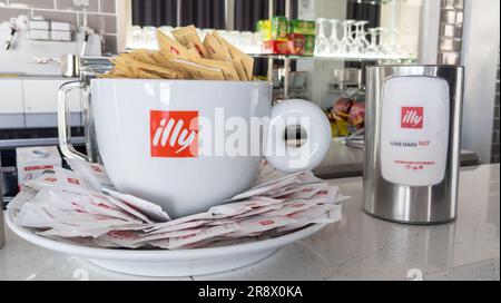 Bordeaux , Aquitaine Francia - 06 21 2023 : caffetteria Illy, insegna rossa, logo, caffetteria, marchio italiano leader nella produzione di caffè in tazza gigante al bar Foto Stock