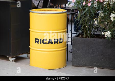 annecy , Francia - 06 16 2023 : logo del marchio Ricard e cartellone pubblicitario commerciale botte francese Foto Stock