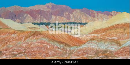 Panorama dei tre strati delle montagne dell'arcobaleno, geopark di Zhangye Danxia, Cina. Immagine ravvicinata con spazio di copia Foto Stock