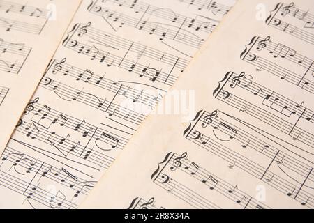 Fogli di carta con note diverse come sfondo, primo piano Foto Stock