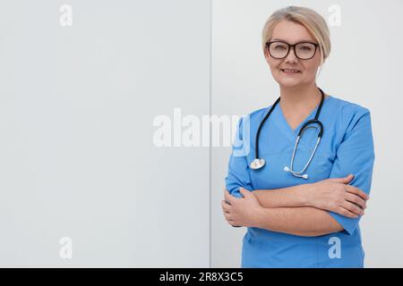 Medico professionista vicino alla lavagna a fogli mobili, spazio per testo Foto Stock