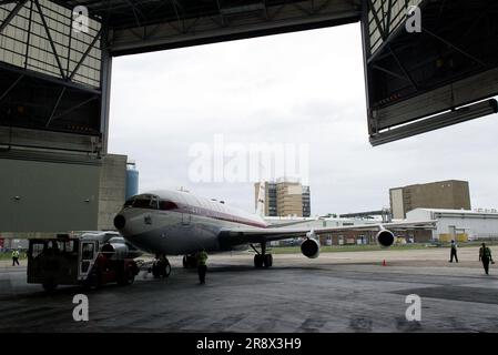 Il primo jet Qantas, un Boeing 707 del 1959, ritorna in Australia con una livrea originale dopo il restauro a Southend, Londra, da parte degli attuali ingegneri Qantas in pensione. Aeroporto di Sydney (Kingsford Smith), Australia. 16.12.06. Foto Stock