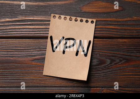 Foglio di carta con acronimo VPN (Virtual Private Network) sulla vista da tavolo in legno Foto Stock