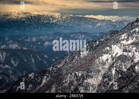 Nishihotakaguchi con neve e alberi di giorno Foto Stock