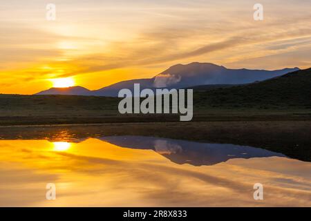Vista di Kusasenri dal cratere del nakadake del monte Asosan Foto Stock