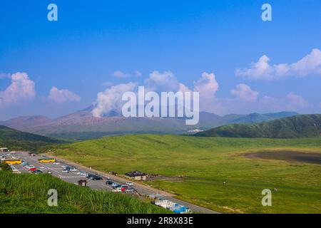 Cratere del monte Asosan Nakadake e cratere Aso kusasenri Foto Stock