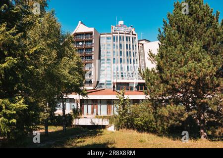 Hotel Narcis, un albergo abbandonato che vanta 124 camere presso la stazione sciistica di Brezovica, Kosovo. Chiuso nel 2008 a causa di un numero limitato di persone Foto Stock