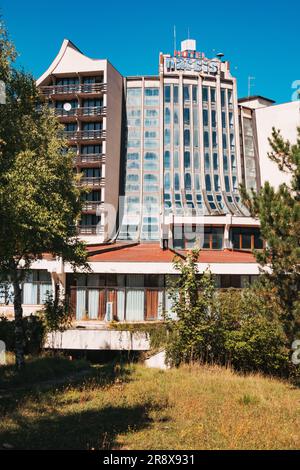 Hotel Narcis, un albergo abbandonato che vanta 124 camere presso la stazione sciistica di Brezovica, Kosovo. Chiuso nel 2008 a causa di un numero limitato di persone Foto Stock