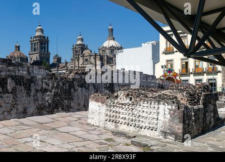 Muro di teschi di pietra chiamato Tzompantli, sito archeologico e museo di Templo Mayor, città del Messico, Messico Foto Stock