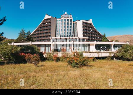 Hotel Narcis, un albergo abbandonato che vanta 124 camere presso la stazione sciistica di Brezovica, Kosovo. Chiuso nel 2008 a causa di un numero limitato di persone Foto Stock