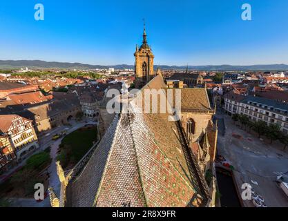 Foto aerea del drone della Chiesa di San Martino - Eglise Saint-Martin, chiesa di Colmar, in Alto Reno, Alsazia, Francia Foto Stock
