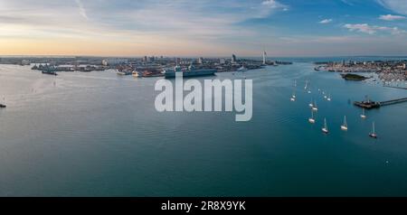 Vista aerea del porto di Portsmouth con la HMS Queen Elizabeth Foto Stock