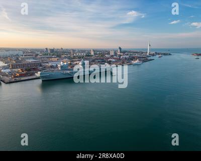 Vista aerea del porto di Portsmouth con la HMS Queen Elizabeth Foto Stock