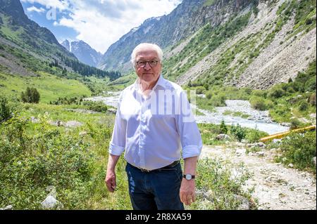 Bischkek, Kirghizistan. 23 giugno 2023. Il presidente tedesco Frank-Walter Steinmeier visiterà il Parco nazionale dell'Ala Archa del Kirghizistan per conoscere le conseguenze geologiche dei cambiamenti climatici in Kirghizistan. Oltre ai colloqui politici, la visita di stato di due giorni in Kirghizistan include anche incontri con gli studenti, una visita a una fabbrica di vetro e un tour del Parco Nazionale di Ala Archa. Credito: Jens Büttner/dpa/Alamy Live News Foto Stock