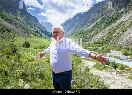 Bischkek, Kirghizistan. 23 giugno 2023. Il presidente tedesco Frank-Walter Steinmeier visiterà il Parco nazionale dell'Ala Archa del Kirghizistan per conoscere le conseguenze geologiche dei cambiamenti climatici in Kirghizistan. Oltre ai colloqui politici, la visita di stato di due giorni in Kirghizistan include anche incontri con gli studenti, una visita a una fabbrica di vetro e un tour del Parco Nazionale di Ala Archa. Credito: Jens Büttner/dpa/Alamy Live News Foto Stock