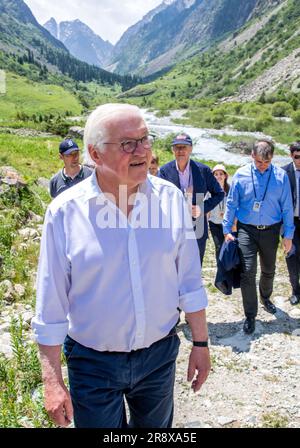 Bischkek, Kirghizistan. 23 giugno 2023. Il presidente tedesco Frank-Walter Steinmeier visiterà il Parco nazionale dell'Ala Archa del Kirghizistan per conoscere le conseguenze geologiche dei cambiamenti climatici in Kirghizistan. Oltre ai colloqui politici, la visita di stato di due giorni in Kirghizistan include anche incontri con gli studenti, una visita a una fabbrica di vetro e un tour del Parco Nazionale di Ala Archa. Credito: Jens Büttner/dpa/Alamy Live News Foto Stock