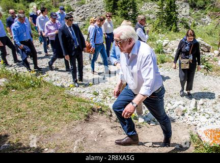 Bischkek, Kirghizistan. 23 giugno 2023. Il presidente tedesco Frank-Walter Steinmeier sta facendo un'escursione attraverso il Parco nazionale dell'Ala Archa in Kirghizistan e apprende le conseguenze geologiche dei cambiamenti climatici in Kirghizistan. Oltre ai colloqui politici, la visita di stato di due giorni in Kirghizistan include anche incontri con gli studenti, una visita a una fabbrica di vetro e un tour del Parco Nazionale di Ala Archa. Credito: Jens Büttner/dpa/Alamy Live News Foto Stock