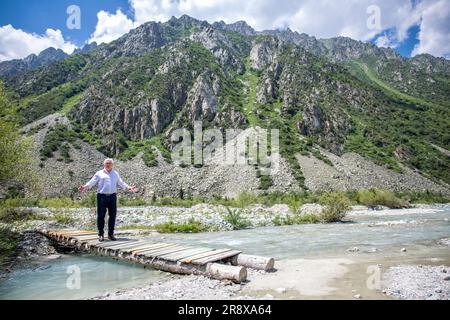 Bischkek, Kirghizistan. 23 giugno 2023. Il presidente tedesco Frank-Walter Steinmeier sta facendo un'escursione attraverso il Parco nazionale dell'Ala Archa in Kirghizistan e apprende le conseguenze geologiche dei cambiamenti climatici in Kirghizistan. Oltre ai colloqui politici, la visita di stato di due giorni in Kirghizistan include anche incontri con gli studenti, una visita a una fabbrica di vetro e un tour del Parco Nazionale di Ala Archa. Credito: Jens Büttner/dpa/Alamy Live News Foto Stock