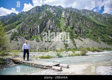 Bischkek, Kirghizistan. 23 giugno 2023. Il presidente tedesco Frank-Walter Steinmeier sta facendo un'escursione attraverso il Parco nazionale dell'Ala Archa in Kirghizistan e apprende le conseguenze geologiche dei cambiamenti climatici in Kirghizistan. Oltre ai colloqui politici, la visita di stato di due giorni in Kirghizistan include anche incontri con gli studenti, una visita a una fabbrica di vetro e un tour del Parco Nazionale di Ala Archa. Credito: Jens Büttner/dpa/Alamy Live News Foto Stock