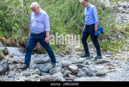 Bischkek, Kirghizistan. 23 giugno 2023. Il presidente tedesco Frank-Walter Steinmeier (l) attraversa il Parco nazionale dell'Ala Archa del Kirghizistan e apprende le conseguenze geologiche dei cambiamenti climatici in Kirghizistan. Oltre ai colloqui politici, la visita di stato di due giorni in Kirghizistan include anche incontri con gli studenti, una visita a una fabbrica di vetro e un tour del Parco Nazionale di Ala Archa. Credito: Jens Büttner/dpa/Alamy Live News Foto Stock