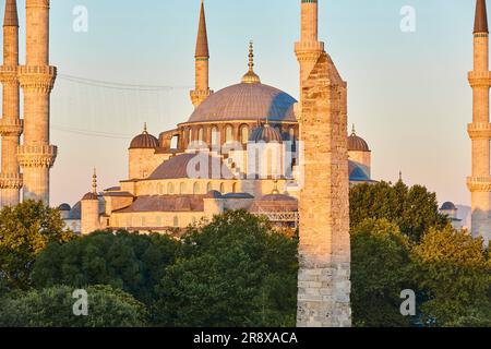 Moschea blu al tramonto nel centro di Istanbul. Sultanahamet, Turchia Foto Stock