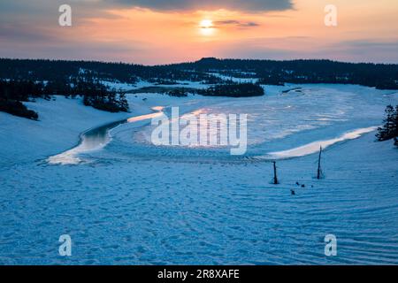 La palude di Hachimanuma con neve persistente al mattino Foto Stock