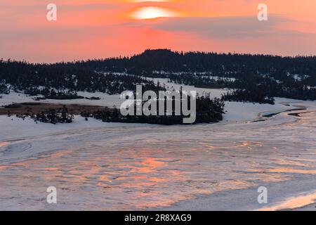 La palude di Hachimanuma con neve persistente al mattino Foto Stock