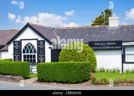 Gretna Green, famoso negozio Blacksmiths, sede per matrimoni a Gretna Green Dumfries e Galloway, Scozia, Regno Unito, Europa Foto Stock