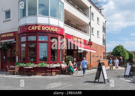 Ristorante in stile francese Cafe Rouge con persone sedute all'aperto al Gunwharf Quays, Portsmouth, Hampshire, Inghilterra, Regno Unito, in una soleggiata giornata estiva Foto Stock