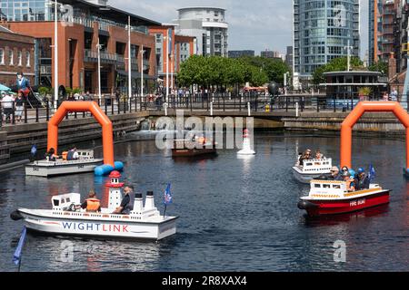 Gite in barca per famiglie sul canale a Gunwharf Quays, una popolare attrazione turistica a Portsmouth, Hampshire, Inghilterra, Regno Unito Foto Stock