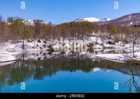 Jizo Pond nella neve persistente Foto Stock
