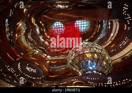 Hong Kong, Cina - aprile 2023: Il K11 Musea è un centro commerciale situato sul lungomare di Tsim Sha Tsui, Kowloon Foto Stock