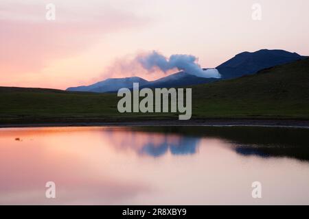 Cratere del monte Asosan Nakadake e cratere Aso kusasenri Foto Stock