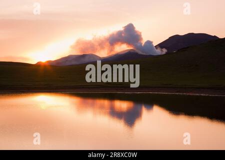 Cratere del monte Asosan Nakadake e cratere Aso kusasenri Foto Stock