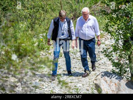 Bischkek, Kirghizistan. 23 giugno 2023. Il presidente tedesco Frank-Walter Steinmeier (r) attraversa il Parco nazionale di Ala Archa del Kirghizistan e apprende le conseguenze geologiche dei cambiamenti climatici in Kirghizistan. Oltre ai colloqui politici, la visita di stato di due giorni in Kirghizistan include anche incontri con gli studenti, una visita a una fabbrica di vetro e un tour del Parco Nazionale di Ala Archa. Credito: Jens Büttner/dpa/Alamy Live News Foto Stock