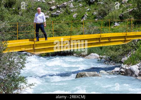 Bischkek, Kirghizistan. 23 giugno 2023. Il presidente tedesco Frank-Walter Steinmeier sta facendo un'escursione attraverso il Parco nazionale dell'Ala Archa in Kirghizistan e apprende le conseguenze geologiche dei cambiamenti climatici in Kirghizistan. Oltre ai colloqui politici, la visita di stato di due giorni in Kirghizistan include anche incontri con gli studenti, una visita a una fabbrica di vetro e un tour del Parco Nazionale di Ala Archa. Credito: Jens Büttner/dpa/Alamy Live News Foto Stock