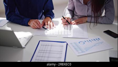 Revisione del contratto del documento aziendale. Avvocato in tuta Foto Stock