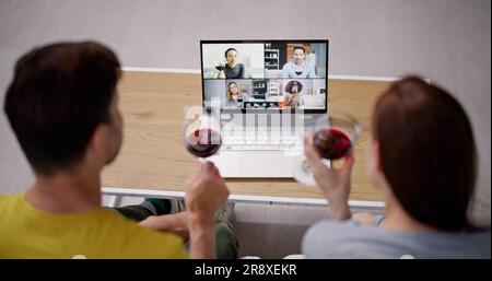 Evento virtuale di degustazione di vini con cena online utilizzando il computer portatile Foto Stock