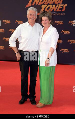 Max Moor mit Ehefrau Sonja Moor bei der Premiere des Kinofilms "Indiana Jones and the Dial of Destiny / Indiana Jones und das Rad des Schicksals" im Zoo Palast. Berlino, 22.06.2023 Foto Stock