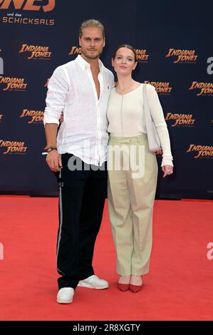 Rurik Gislason und Karoline Herfurth bei der Premiere des Kinofilms "Indiana Jones and the Dial of Destiny / Indiana Jones und das Rad des Schicksals" im Zoo Palast. Berlino, 22.06.2023 Foto Stock