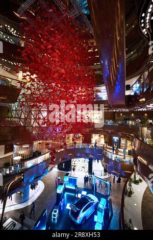 Hong Kong, Cina - aprile 2023: Il K11 Musea è un centro commerciale situato sul lungomare di Tsim Sha Tsui, Kowloon Foto Stock