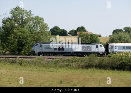 Chiltern Railways classe 68 locomotiva diesel n. 68013 "Peter Wreford-Bush" che tira un treno, Warwickshire, Regno Unito Foto Stock