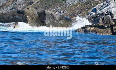 norvegia sul fiordo, spruzzare sulle rocce. Spruzzi d'acqua sulle pietre. Paesaggio costiero in Scandinavia. Foto del paesaggio da nord Foto Stock