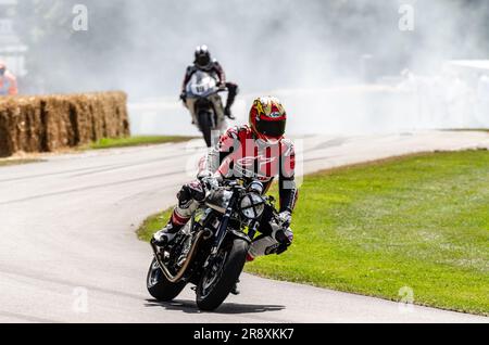 2014 la moto Norton Domiracer corre lungo la pista di salita al Goodwood Festival of Speed Motor Racing evento 2014. Bici in edizione limitata Foto Stock